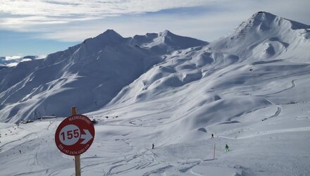 Blick auf schneebedeckte Berge und Skipiste 155.