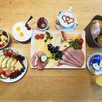 Leckeres Frühstück mit Aufschnitt, Käse, Früchten und Kaffee!