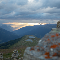 Panoramablick auf die Berge bei Sonnenuntergang.