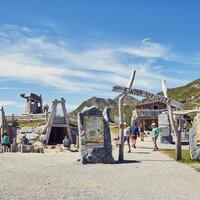 Spielende Kinder und Familien im Kinder-Bergwerk mit herrlichem Ausblick.