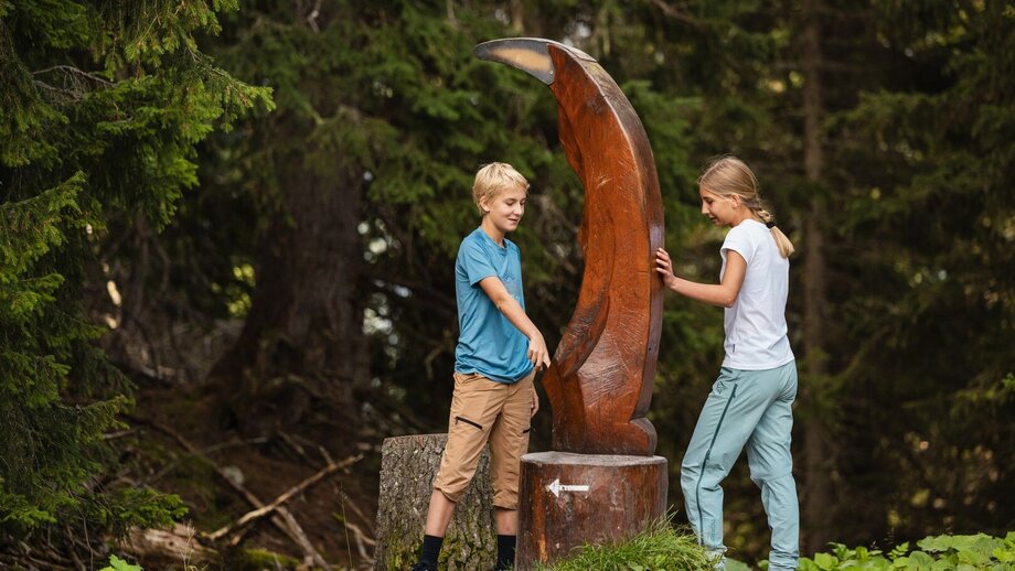 Children discover a mysterious wooden claw in the forest. | © © Serfaus-Fiss-Ladis Marketing GmbH_Manuel Pale