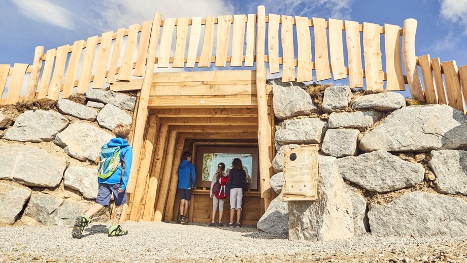 Rätselstation auf dem Goldener-Mann-Weg | © © Serfaus-Fiss-Ladis Marketing GmbH