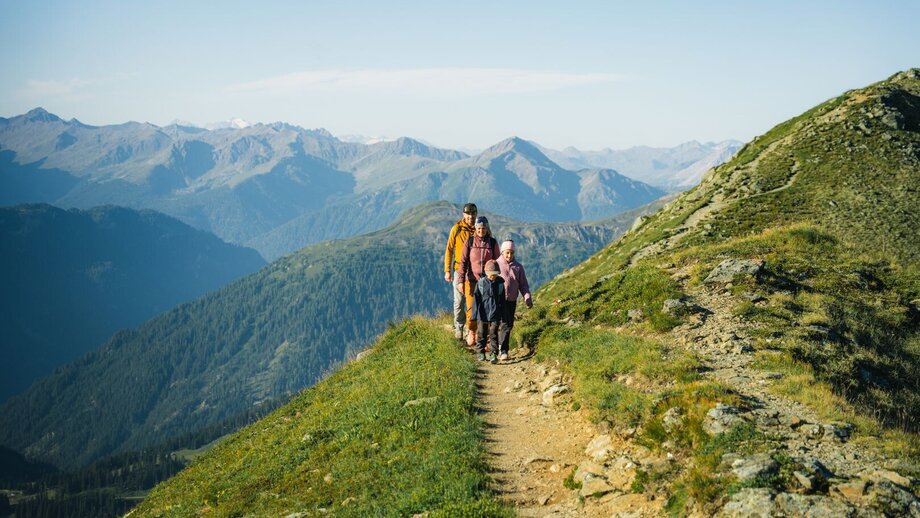 Gezinswandeling over de Gratwanderweg met prachtig uitzicht op de bergen | © © Serfaus-Fiss-Ladis Marketing GmbH_Markus Lindl