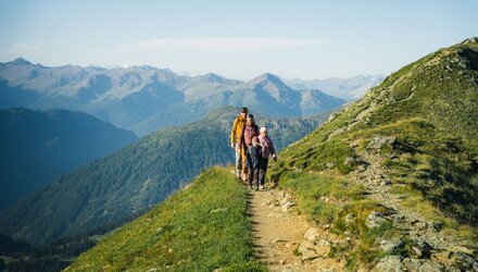 Familienwanderung am Gratwanderweg mit herrlichem Bergblick | © © Serfaus-Fiss-Ladis Marketing GmbH_Markus Lindl