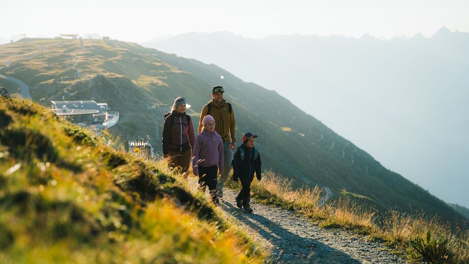 Samen wandelen in de avondzon langs de Gratwanderweg | © © Serfaus-Fiss-Ladis Marketing GmbH_Markus Lindl