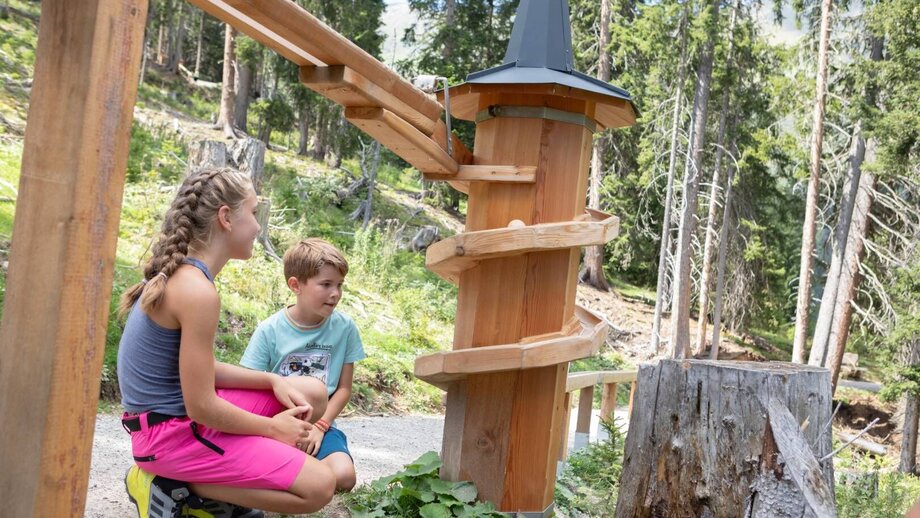 Kugeliger Spaß auf dem Holzkugelweg | © © Serfaus-Fiss-Ladis Marketing GmbH