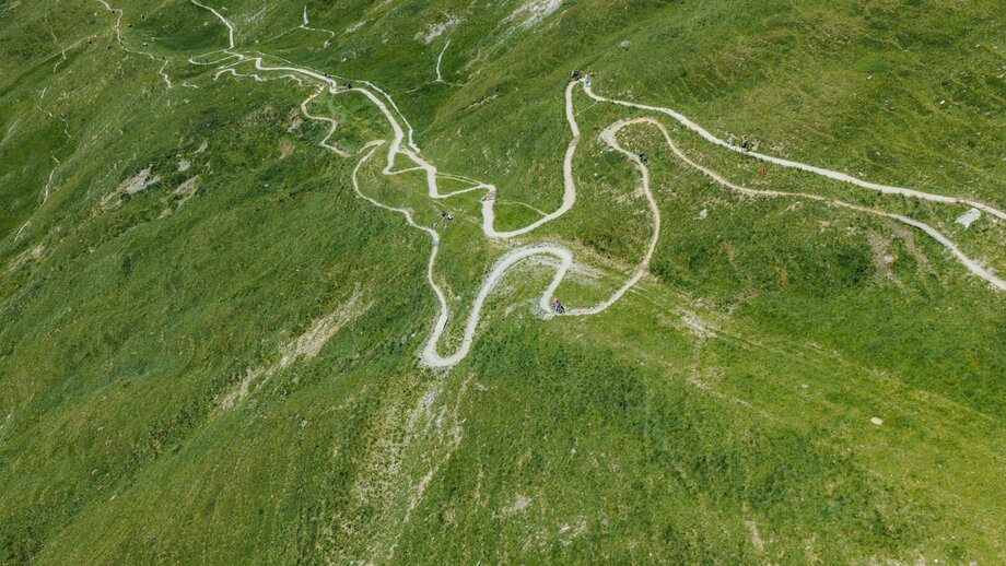 Kurvenspaß am Jochtrail aus der Vogelperspektive | © © Serfaus-Fiss-Ladis Marketing GmbH_Markus Lindl