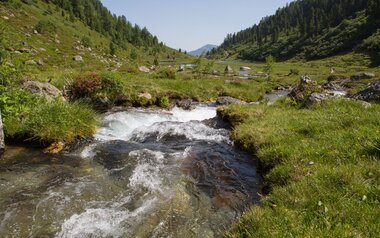 Fließender Bach in den Bergen von Serfaus Fiss Ladis in Tirol | © Andreas Kirschner