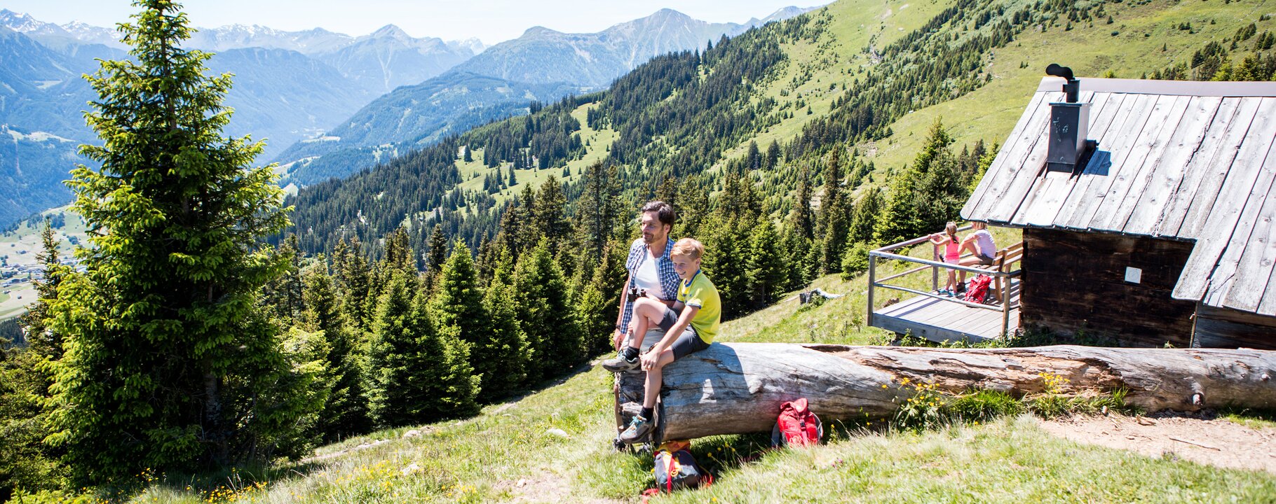 Familie genießt die Fernsicht bei einer Hütte in Serfaus Fiss Ladis in Tirol | © danielzangerl.com