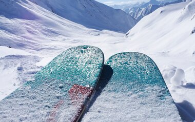 Skispitzen im Schnee mit tollem Ausblick in Serfaus Fiss Ladis in Tirol Österreich | © Kristina Erhard