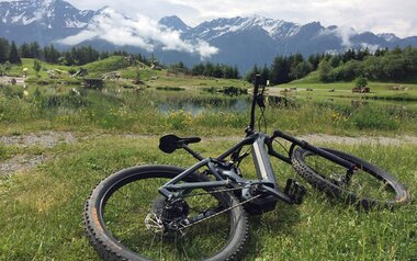 Das Fahrrad beim Wolfsee in Serfaus-Fiss-Ladis in Tirol | © Serfaus-Fiss-Ladis