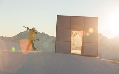 Verspiegeltes Restaurant Crystal Cube im Winter am Zwölferkopf im Skigebiet Serfaus-Fiss-Ladis in Tirol | © Serfaus-Fiss-Ladis Marketing GmbH | Andreas Kirschner