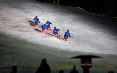 Demofahrt der Skilehrer der Skischule Fiss Ladis während des Nightflows in Fiss in Tirol | © Andreas Kirschner