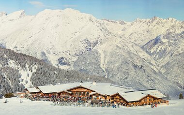 Bergrestaurant Zirbenhütte auf der Fisser Nordseite im Winter Familienregion Serfaus-Fiss-Ladis in Tirol | © Fisser Bergbahnen GmbH | christianwaldegger.com