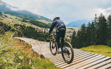 Mountainbiken am Berg mit Kindern Bikeparktrail Serfaus-Fiss-Ladis in Tirol | © travelisto.net 