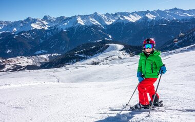 Skifahrer auf einer breiten Piste in der Familienregion Serfaus-Fiss-Ladis in Tirol mit Blick auf Alpkopf und Komperdell | © Patotra