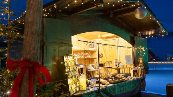 Weihnachtliche Marktstände am Schlossweiher