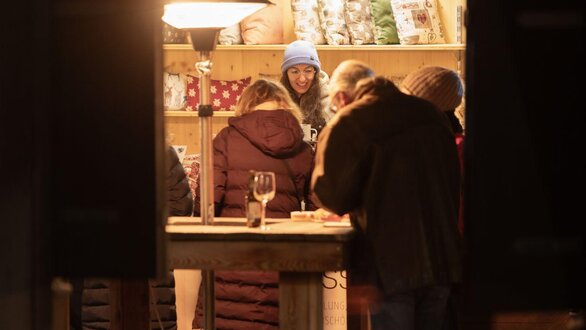 Gemütliches Beisammensein im Marktdorf Ladis