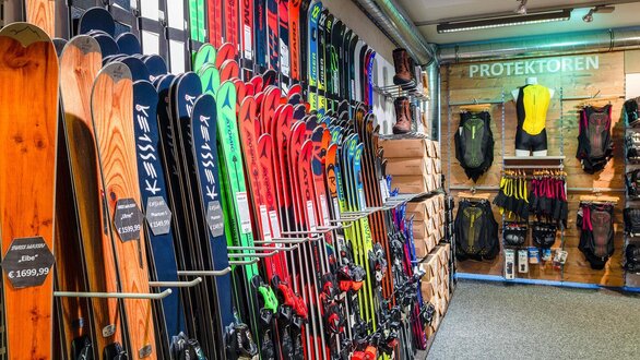 Große Auswahl an Ski