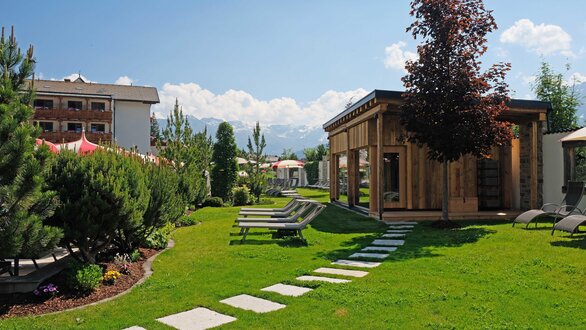 Gartensauna mit Bergblick