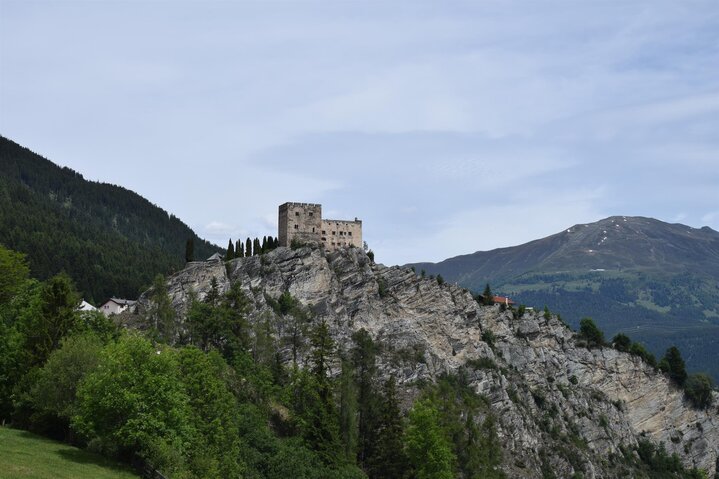 Burg Laudegg Sommeransicht 4