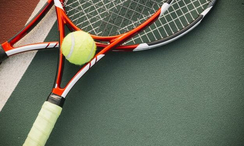 Tennisschläger und Ball