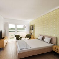 Ein modernes, großes Schlafzimmer mit einem großen Fenster und Blick ins Grüne. Die Wände sind mit einem 70er Jahre Tapete dekoriert.