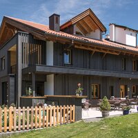 Blick auf den Muirenhof von der Südseite mit großer Terrasse und Bauerngarten